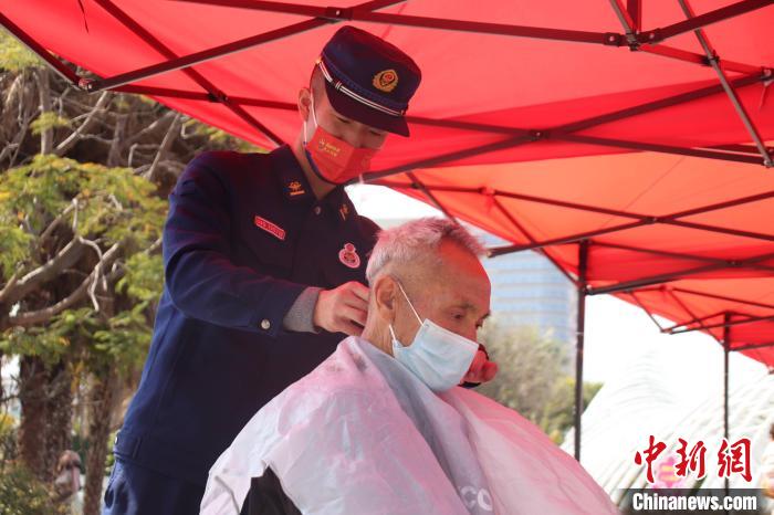 消防员为老人义务理发。　福建省森林消防总队厦门市驻防分队供图