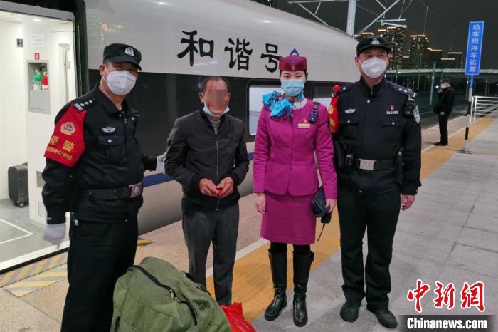 图为列车到达成都东站，老向与列车工作人员合影。　吴海 摄