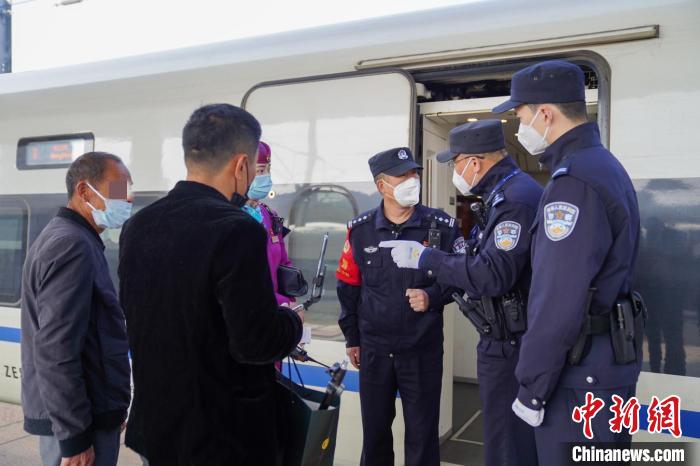 图为民警与乘警交接说明情况。　彭海 摄