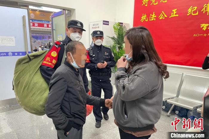 图为老向与侄女相见。　李彦蓉 摄