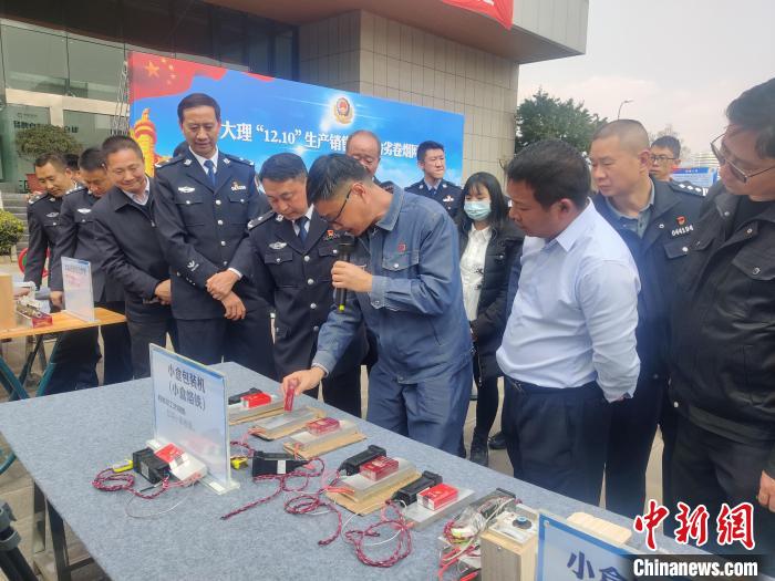 图为工作人员现场讲解涉案物资。 成洁焕 摄 图为工作人员现场讲解涉案物资。 成洁焕 摄