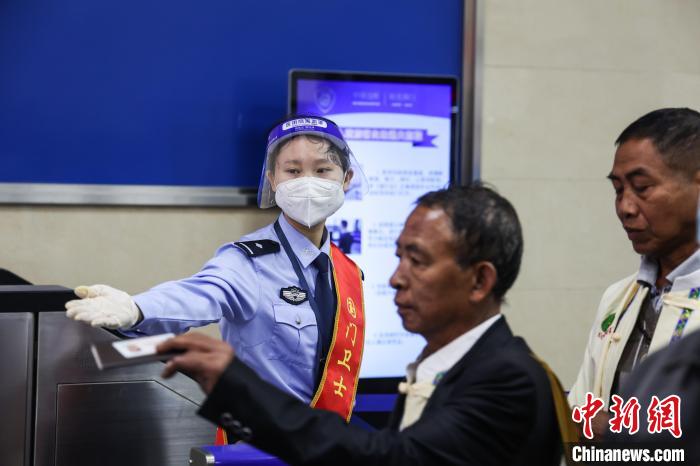 图为民警引导旅客。　打洛边检站供图