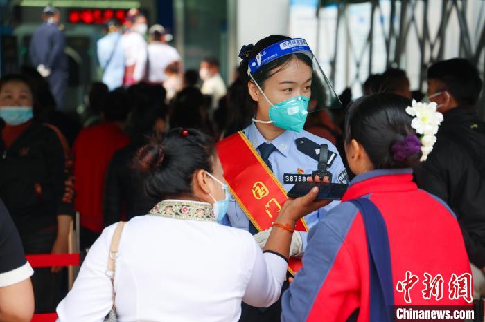 中缅边境打洛口岸迎来恢复客运通关后首个流量高峰