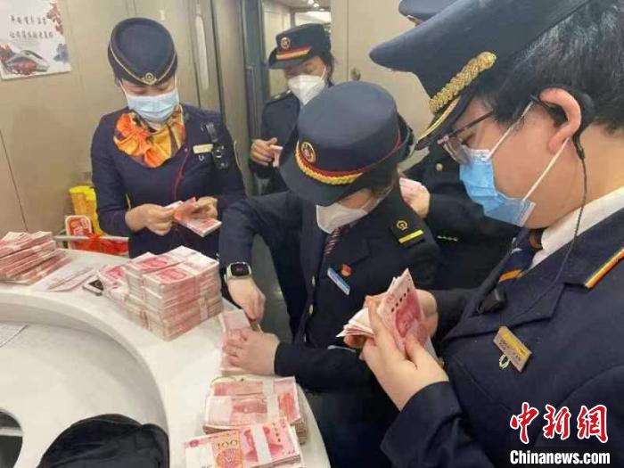 列车工作人员拾金不昧56万现金物归原主