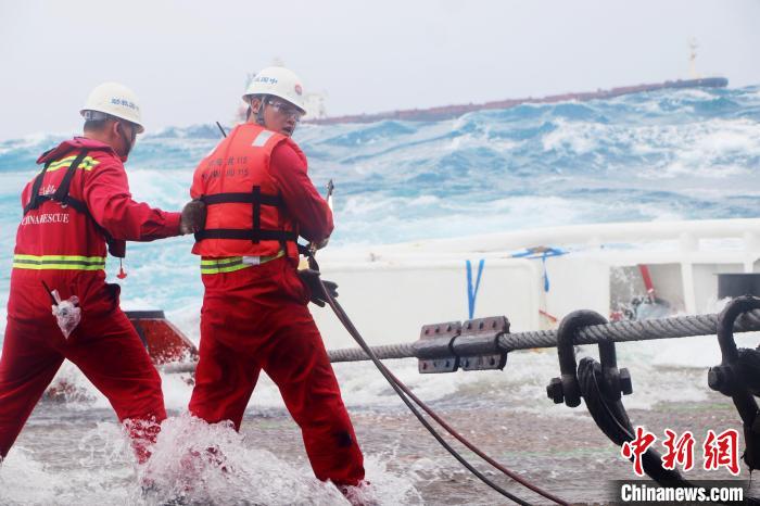 水手长卢大明做好安全防护后，准备向遇险船冲锋实施救援 南海救助局 供图