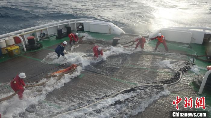 外籍货船远海发生故障遇险救助船千里奔赴成功施救