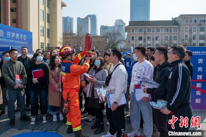 消防员现场教市民如何识别真假灭火器等方法。　刘忠俊 摄