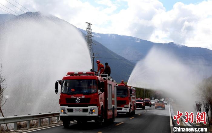 林芝市森林消防支队消防员正在进行洒水增湿作业。　西绕拉翁 摄