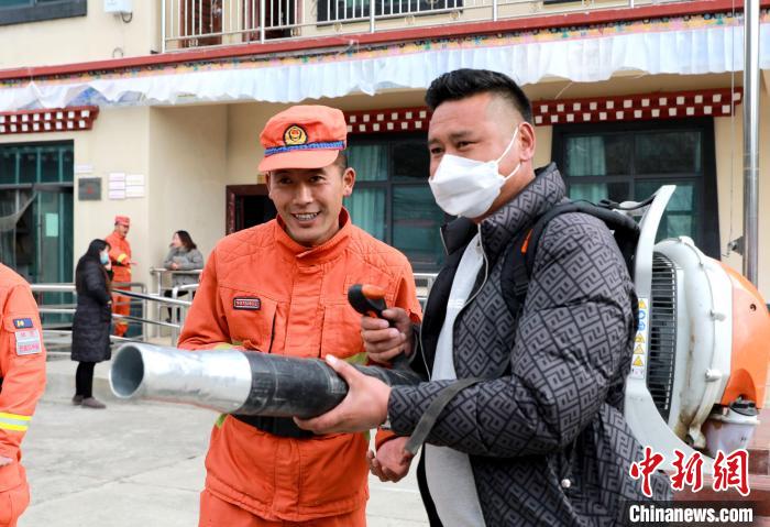 民众体验灭火装备。　西绕拉翁 摄