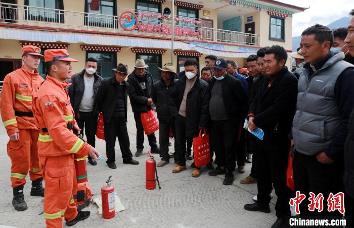林芝市森林消防支队指战员正在讲解灭火器的使用方法。　西绕拉翁 摄