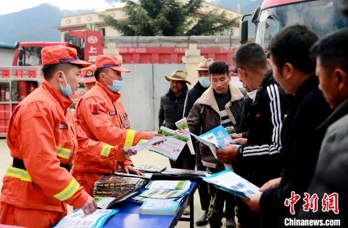 林芝市森林消防支队指战员在进行防火宣传知识讲解。　西绕拉翁 摄