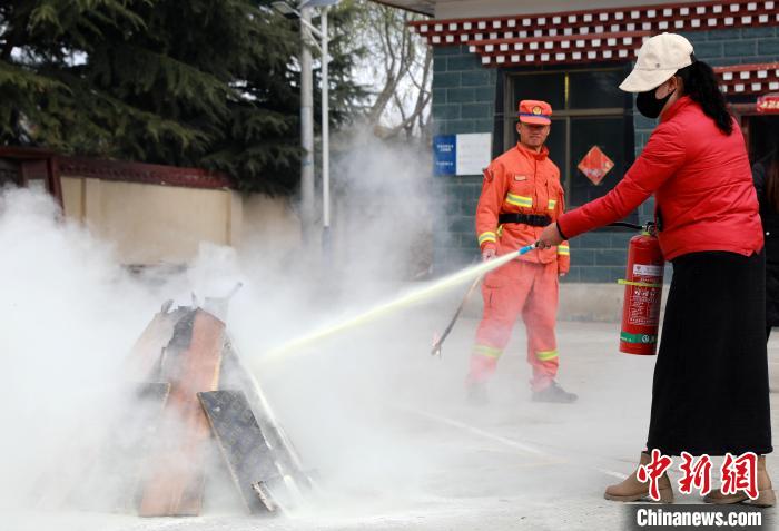 村民正在学习灭火器的使用方法。　西绕拉翁 摄