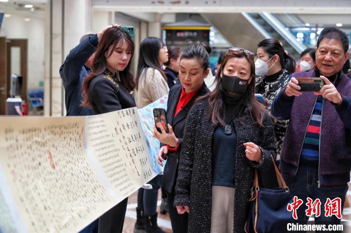 展览通过“科普+艺术”相结合的形式,吸引八方游客。 孙汉仑 摄 展览通过“科普+艺术”相结合的形式,吸引八方游客。 孙汉仑 摄