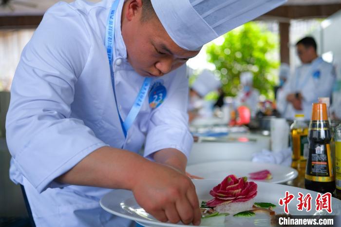 图为选手在乡村菜品烹饪比赛中。　何蓬磊 摄
