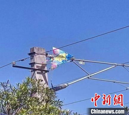 3月13日,金山线金山卫至金山园区区间接触网被居民放飞的风筝缠绕。 中国铁路上海局集团有限公司安全监察室供图 3月13日,金山线金山卫至金山园区区间接触网被居民放飞的风筝缠绕。 中国铁路上海局集团有限公司安全监察室供图