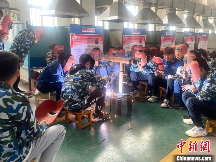 宁夏理工学院工程训练中心内，学生进行电焊操作训练。　屈琳昆 摄