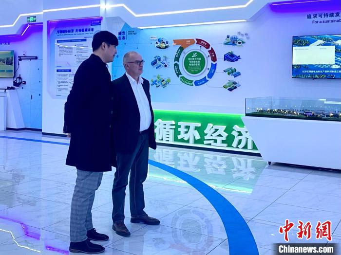 霍尔格参观巴斯福杉杉电池材料(宁夏)有限公司展示厅。　屈琳昆 摄