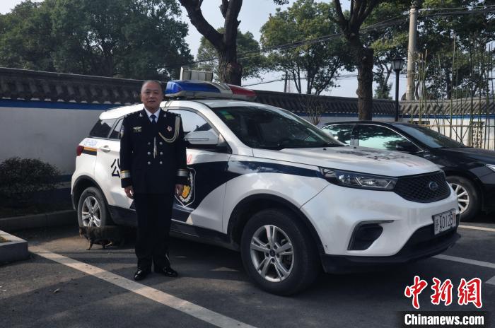 江西五旬民警救下轻生小伙:“护卫群众平安是我的职责”