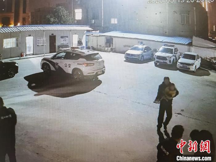 民警化身暖心“奶爸”照顾寒风中不慎走失儿童