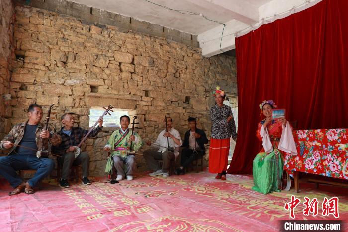 图为戏班正在带妆彩排。　王伟臣 摄