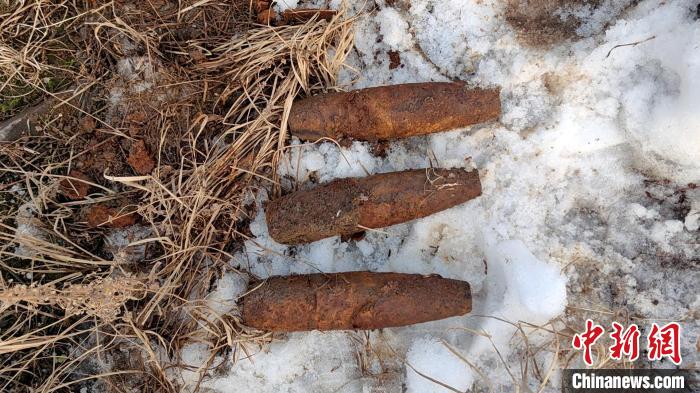 工人施工挖出3枚侵华日军遗留炮弹。　黑河边境管理支队供图