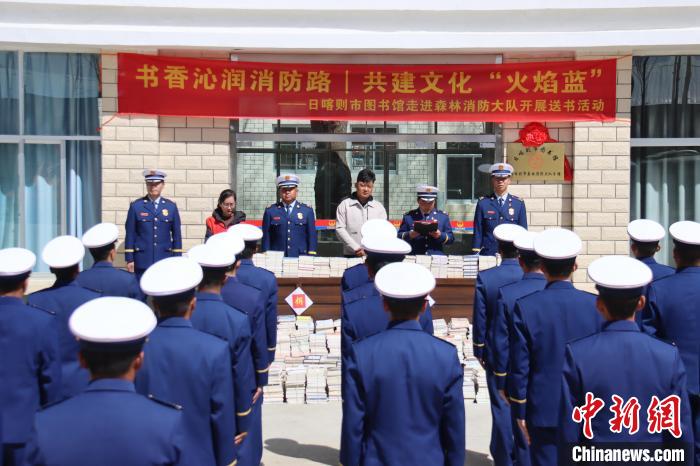 图为日喀则市图书馆首家“火焰蓝”分馆挂牌仪式现场。　洛桑顿珠 摄
