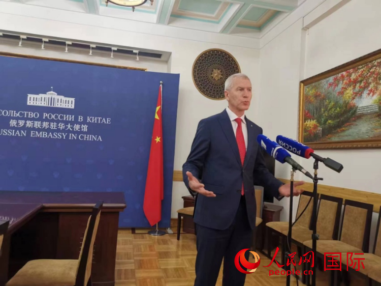 俄罗斯体育部长奥列格·马特钦在俄罗斯驻华大使馆接受中俄媒体采访。人民网记者 杨倩摄