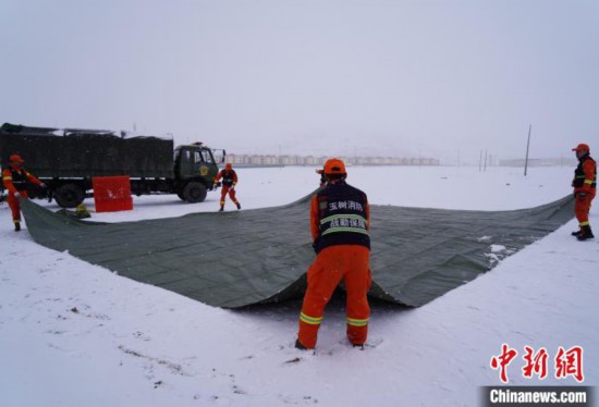 图为地震实战拉动现场，参演人员在极寒天气下搭建指挥帐篷。　玉树消防供图