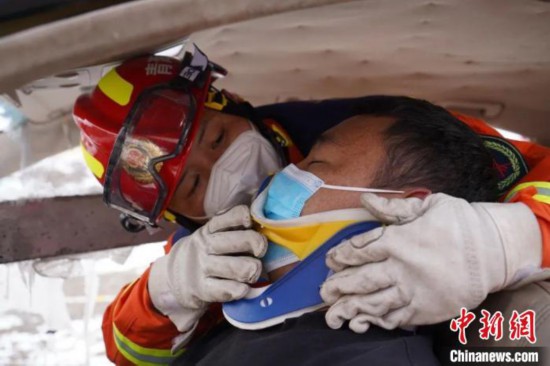 图为地震实战拉动现场，参演人员正在进行车辆事故救援项目。　玉树消防供图