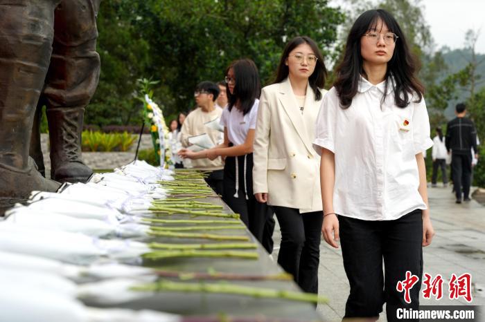 闽南师范大学开展清明缅怀先烈活动。 闽南师范大学学生工作处供图 闽南师范大学开展清明缅怀先烈活动。 闽南师范大学学生工作处供图