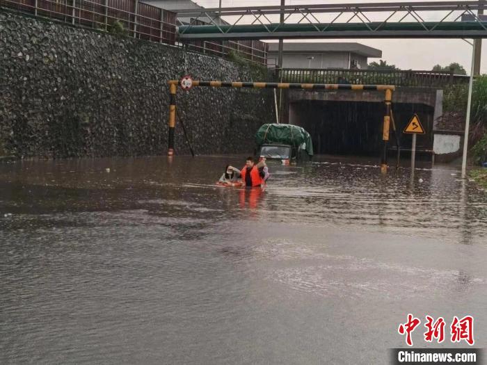 粤北韶关暴雨袭城民警解救被困民众