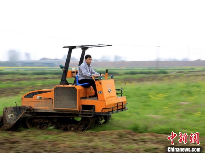 湖南沅江田间地头春潮涌万亩沃野备耕忙