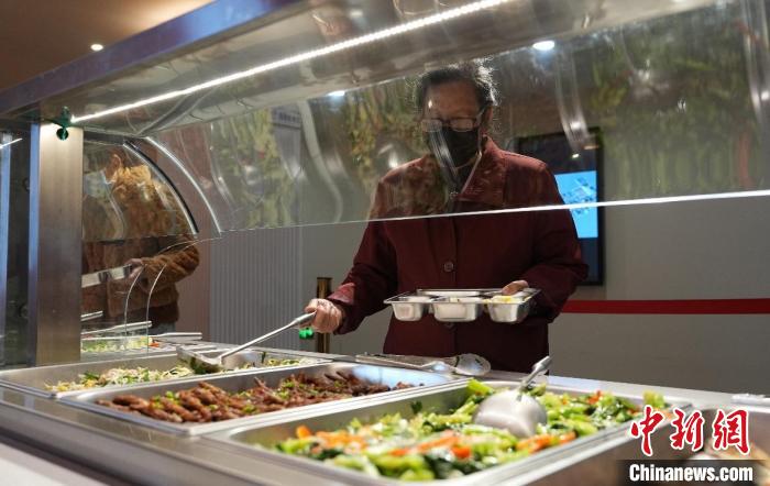 破解老人吃饭难题北京西城最大养老餐集中配送点启动