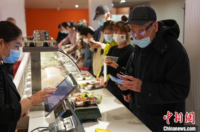 位于北京市西城区的一家养老餐集配中心启用。　<a target='_blank' href='/'>中新社</a>记者 崔楠 摄