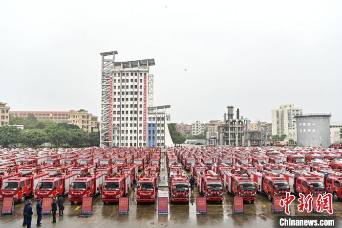 配发仪式现场 陈骥旻 摄