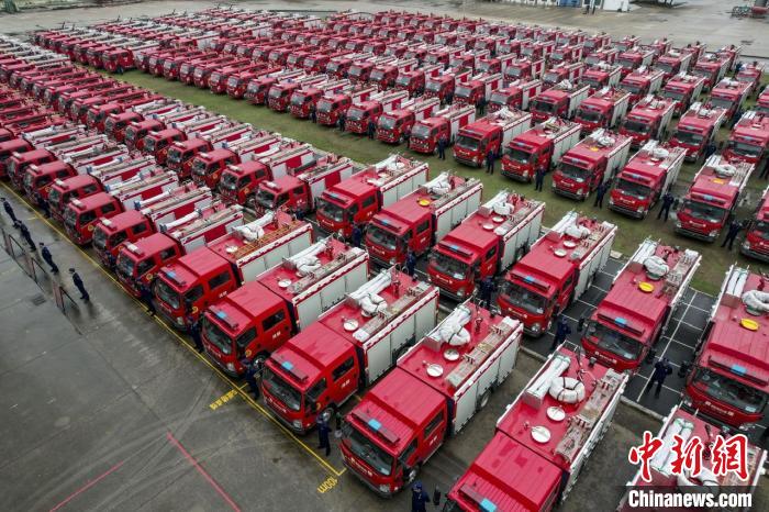 配发仪式现场 陈骥旻 摄