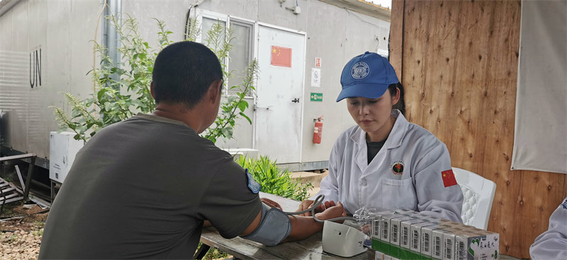 测量血压  曾继峰摄