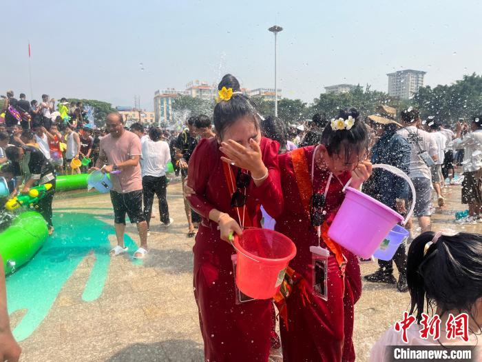 中缅边境云南芒市开启万人泼水狂欢