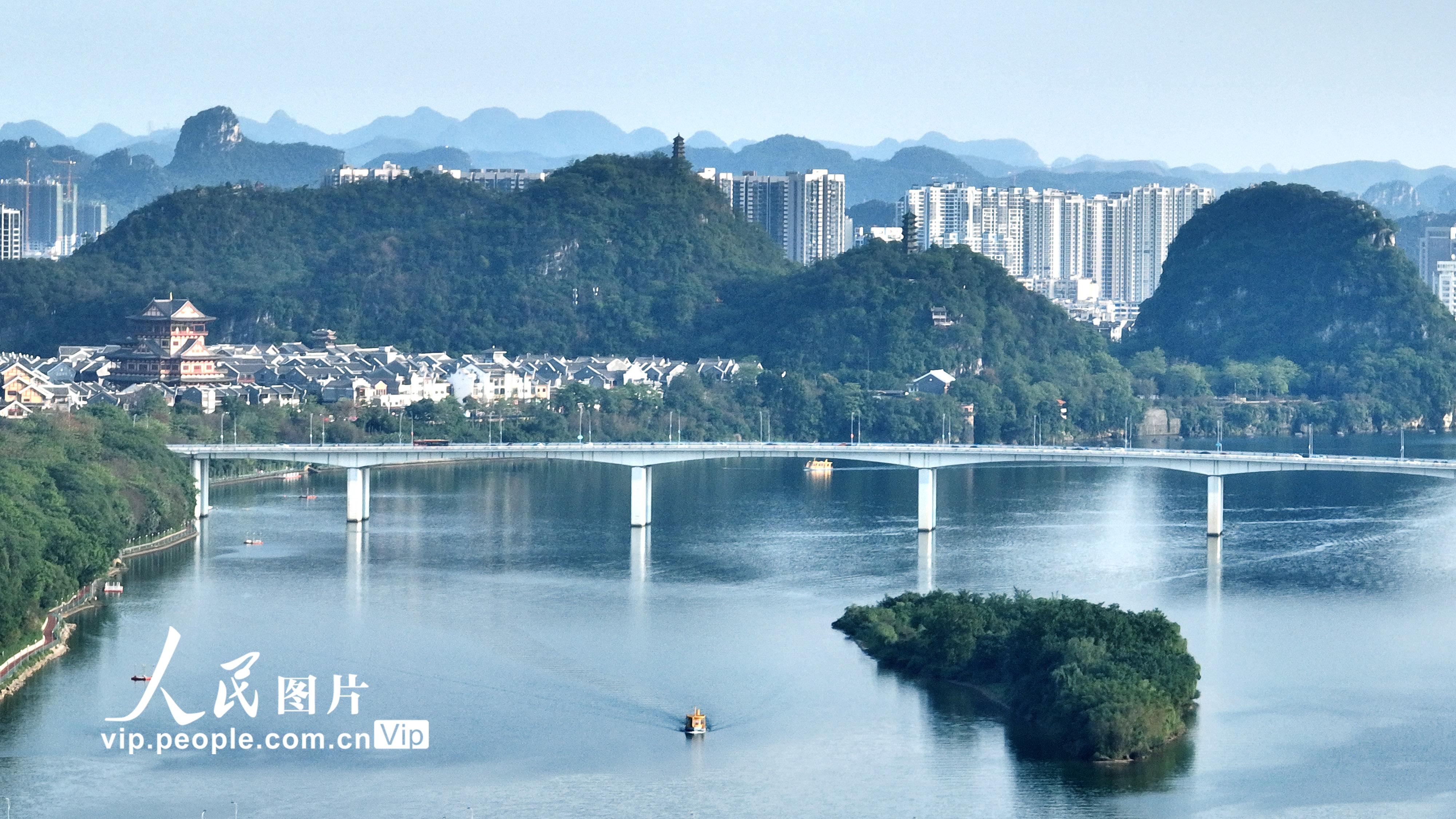 4月26日，水上公交船在广西柳州市柳江水域上行驶。