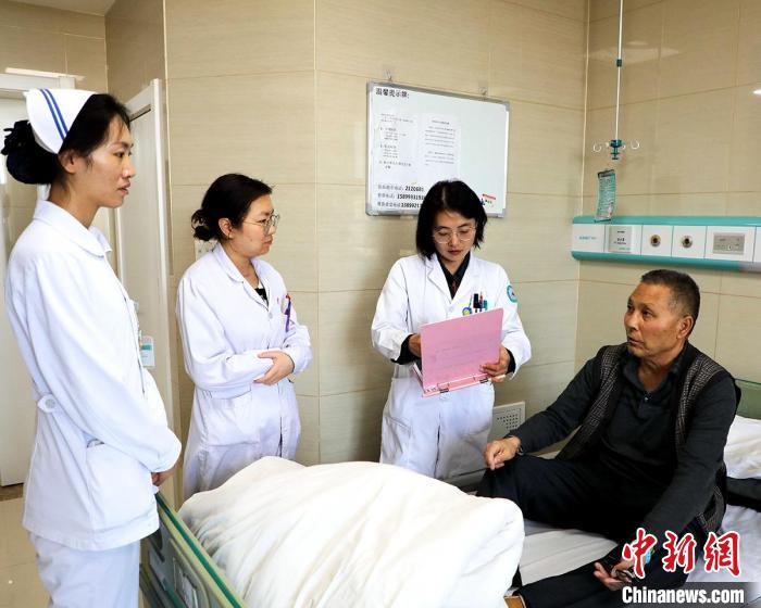 通过查房开展教学。(资料图) 第一师医院供图