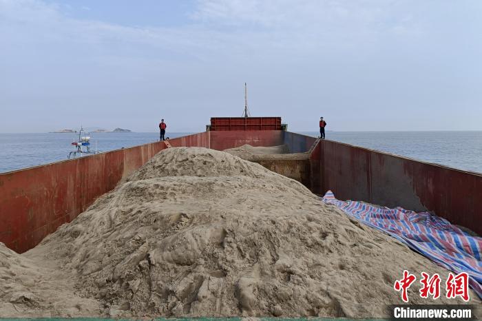 福州海警查扣涉案海砂3300余吨抓获涉案人员11名