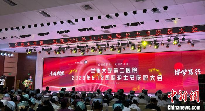 “男丁格尔”表白“南丁格尔”：你是夜空中最亮的星