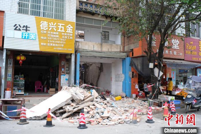 现场直击：广西一民房在拆除时倒塌致一死一伤