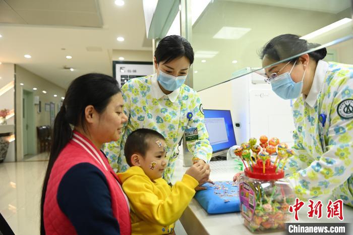 重庆：护士与患者解锁关怀的“游戏密码”