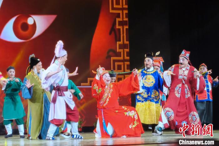 安溪县高甲戏艺术保护传承中心演出《玉珠串》片段。　孙虹 摄