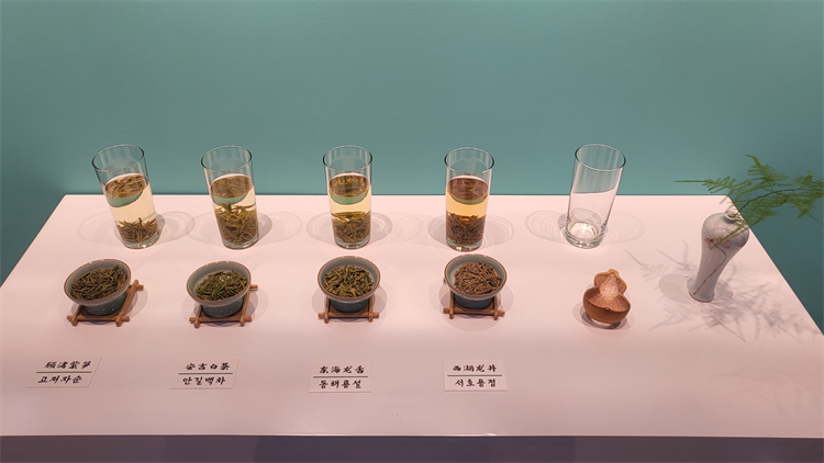 “茶和天下·雅集”活动开幕式暨茶韵山水——“绿水青山就是金山银山”浙江省文旅图片展于23日在首尔中国文化中心举行。首尔中国文化中心供图