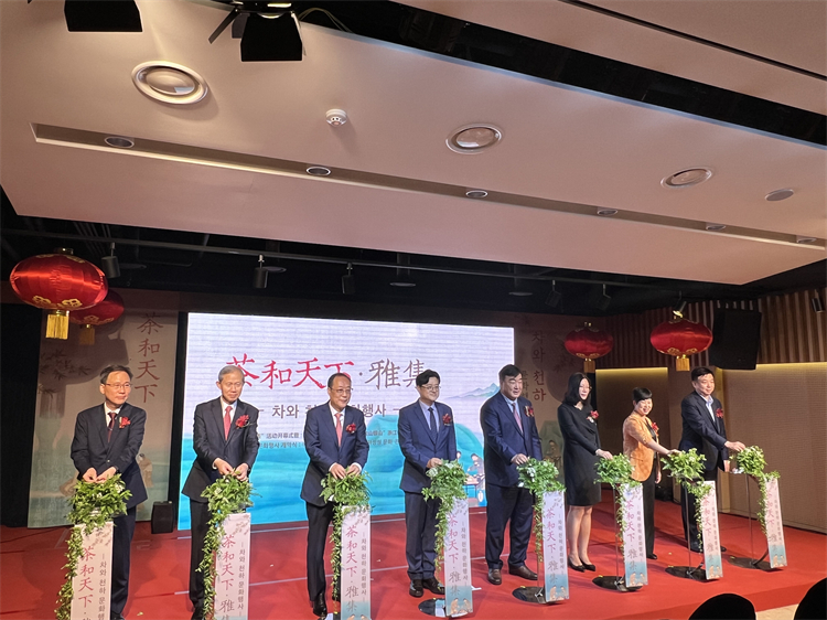 “茶和天下·雅集”活动开幕式暨茶韵山水——“绿水青山就是金山银山”浙江省文旅图片展于23日在首尔中国文化中心举行。首尔中国文化中心供图