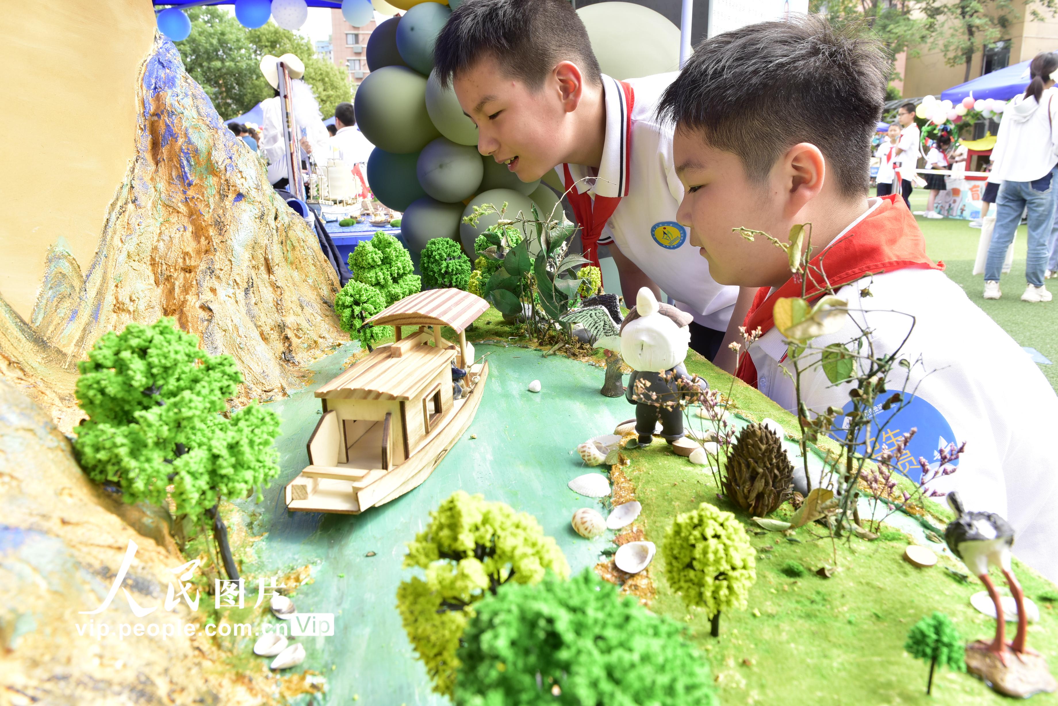 2023年5月23日，安徽省合肥市金湖小学的学生在展示自己用废弃物品创作的成语故事微剧场作品。