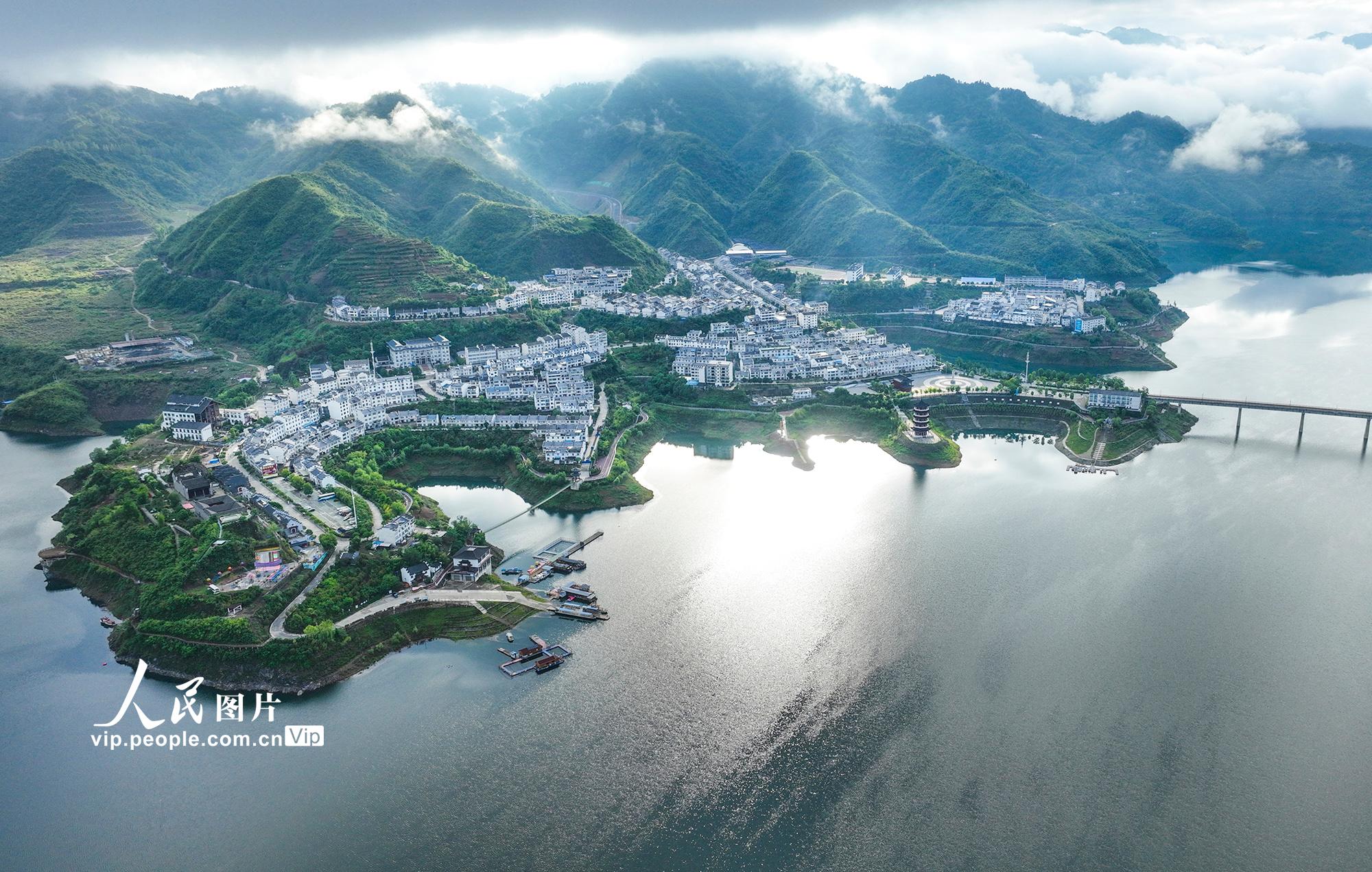 湖北竹山：山乡集镇美如画