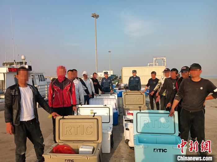 东海大桥绝非“东海钓台”上海海警严厉打击非法海钓行为